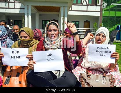 Srinagar, Indien. April 2024. SRINAGAR, INDIEN - 1. APRIL: Mitglieder des Jammu und des Kashmir Pradesh Congress Committee (JKPCC) tragen Plakate während eines Protestes gegen die Einkommensteuer-Abteilung am 1. April 2024 in Srinagar, Indien. (Foto: Waseem Andrabi/Hindustan Times/SIPA USA) Credit: SIPA USA/Alamy Live News Stockfoto