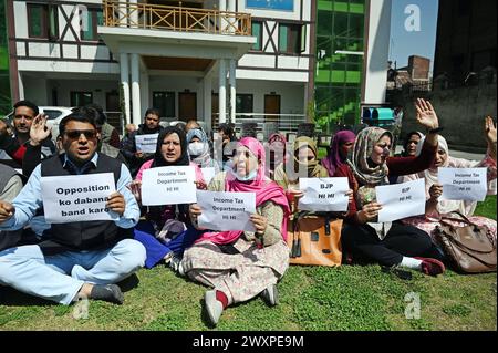 Srinagar, Indien. April 2024. SRINAGAR, INDIEN - 1. APRIL: Mitglieder des Jammu und des Kashmir Pradesh Congress Committee (JKPCC) tragen Plakate während eines Protestes gegen die Einkommensteuer-Abteilung am 1. April 2024 in Srinagar, Indien. (Foto: Waseem Andrabi/Hindustan Times/SIPA USA) Credit: SIPA USA/Alamy Live News Stockfoto