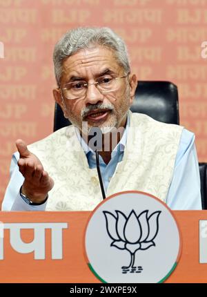 NEW DELHI, INDIEN – 1. APRIL: EU-Minister S. Jaishankar hält am 1. April 2024 in New Delhi auf einer Pressekonferenz im BJP HQ, DDU Marg. Außenminister S. Jaishankar erhob am Montag eine große Anklage gegen den ehemaligen Premierminister Pandit Jawaharlal Nehru wegen der Inselreihe Katchatheevu. Aus Nehrus Ansichten über die Insel zog der EU-Minister hervor, dass die Katchatheevu-Inseln für den ehemaligen Premierminister keine Bedeutung hätten und dies als "lästig" betrachteten. (Foto: Vipin Kumar/Hindustan Times/SIPA USA ) Stockfoto