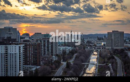 Blick aus der Vogelperspektive auf die Innenstadt von Ottawa und den Rideau Canal bei Sonnenuntergang, Ontario, Kanada Stockfoto