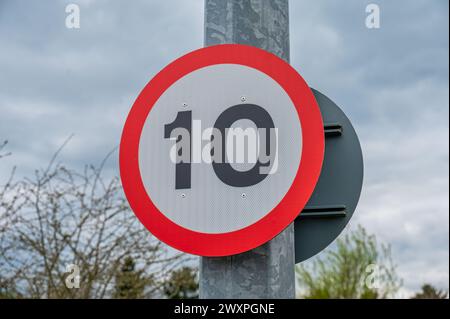 Schild mit 10 mph-Geschwindigkeitsbegrenzung im Stadtzentrum Stockfoto