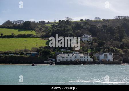 East Portlemouth, einschließlich gelbem Sandstrand an einem bewölkten Frühlingstag von Salcombe aus mit einer Warteschlange für die Fähre auf dem Bootssteg Stockfoto