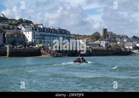 Blick auf den Hafen von Salcombe, die Altstadt und die East Portlemouth Ferry, die zurück zur Anlegestelle des Ferry Inn fahren, großer Himmel über uns. Stockfoto