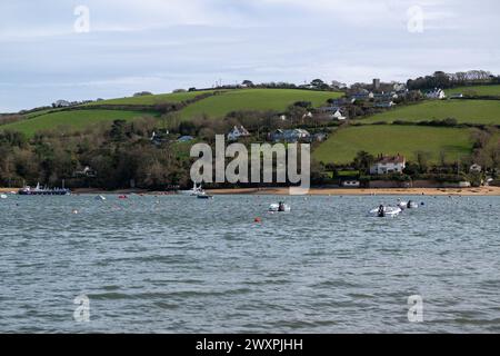 East Portlemouth, einschließlich gelbem Sandstrand an einem bewölkten Frühlingstag von Salcombe. Stockfoto