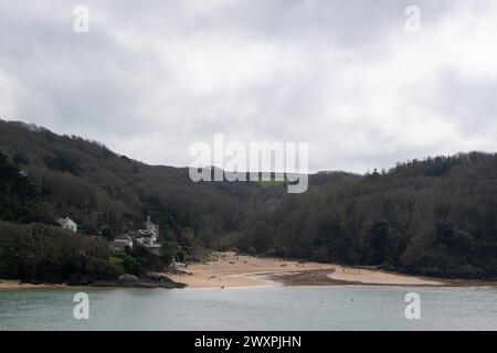 Blick auf Mill Bay, East Portlemouth, von der Cliff Road auf der Salcombe Seite der Mündung an einem bewölkten Frühlingstag Stockfoto