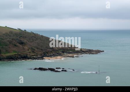 Blick auf Hipples und Limebury Point aus North Sands mit Black Stone Rock und Sandbar (untergetaucht) im Blick Stockfoto