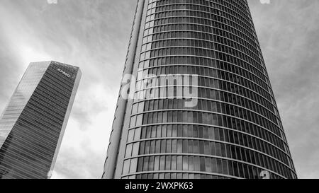 Blick auf den PwCl-Turm am Paseo de la Castellana in Madrid, im Finanzkomplex der 4 Türme. In Spanien Stockfoto