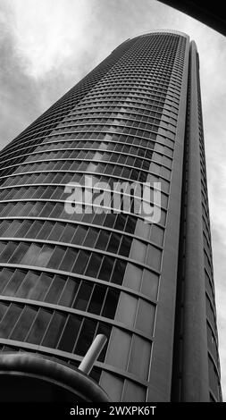 Blick auf den PwCl-Turm am Paseo de la Castellana in Madrid, im Finanzkomplex der 4 Türme. In Spanien Stockfoto