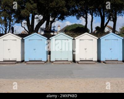 Strandhütten am Avon Beach, Mudeford, Großbritannien Stockfoto