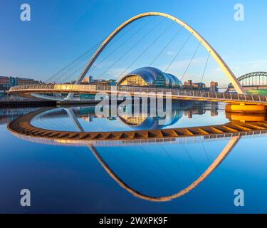 Blick auf die Gateshead Millennium Bridge am Ufer von Newcastle mit Blick auf das Glasshouse International Centre for Music Stockfoto