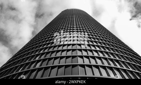 Madrid, Spanien. April 2024. Blick auf den PwCl-Turm am Paseo de la Castellana in Madrid, im Finanzkomplex der 4 Türme. In Spanien (Foto: Oscar Gonzalez/SIPA USA) Credit: SIPA USA/Alamy Live News Stockfoto