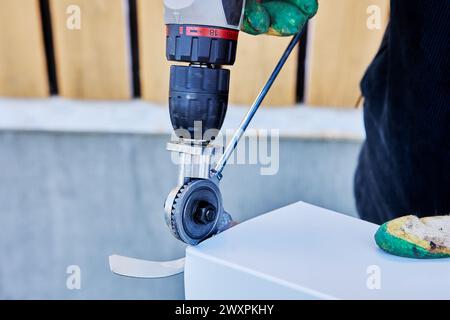 Blechbohrer mit Metallschneider werden zum Schneiden von Dacheisen beim Schlichten von Fensteröffnungen verwendet. Stockfoto