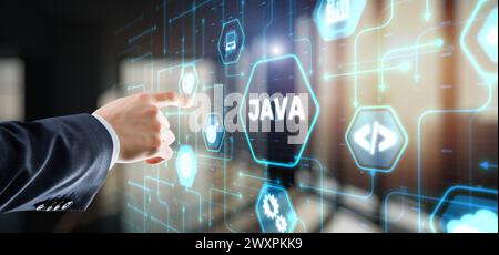 Geschäftsmann klickt auf Java Programmiersprache Anwendungskonzept auf virtuellen Bildschirm Stockfoto