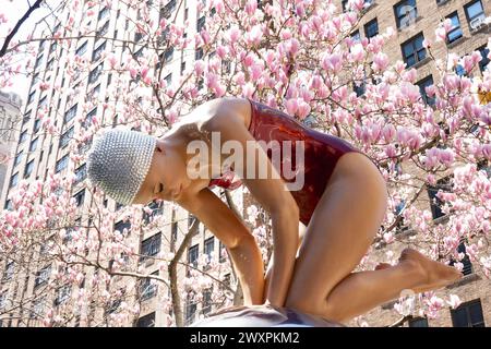 „Street Swimmers“ von Carole Feuerman ist ein öffentliches Kunstprojekt an der Park Avenue im Murray Hill Historic District, New York City, USA 2024 Stockfoto