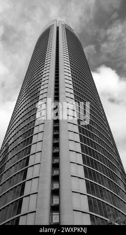 Madrid, Spanien. April 2024. Blick auf den PwCl-Turm am Paseo de la Castellana in Madrid, im Finanzkomplex der 4 Türme. In Spanien (Foto: Oscar Gonzalez/SIPA USA) Credit: SIPA USA/Alamy Live News Stockfoto