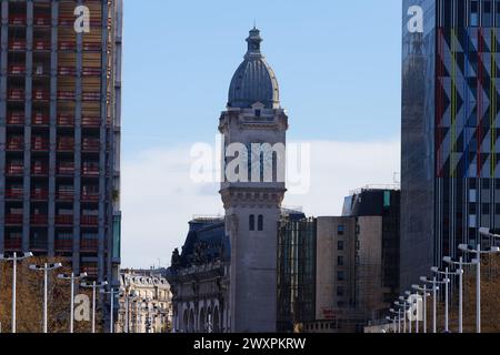 Paris, Frankreich - 31. März 2024: Horloge-Turm, Uhrenturm und Glockenturm des Gare de Lyon-Bahnhofs in Paris, Frankreich Stockfoto