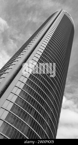 Madrid, Spanien. April 2024. Blick auf den PwCl-Turm am Paseo de la Castellana in Madrid, im Finanzkomplex der 4 Türme. In Spanien (Foto: Oscar Gonzalez/SIPA USA) Credit: SIPA USA/Alamy Live News Stockfoto