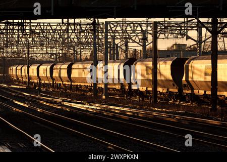 Freightliner „Merry Go Round“ Kohlezug mit Güterwagen in Stafford an der Westküste bei Sonnenaufgang Stockfoto