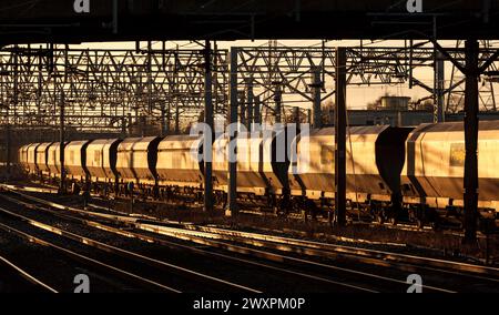 Freightliner „Merry Go Round“ Kohlezug mit Güterwagen in Stafford an der Westküste bei Sonnenaufgang Stockfoto