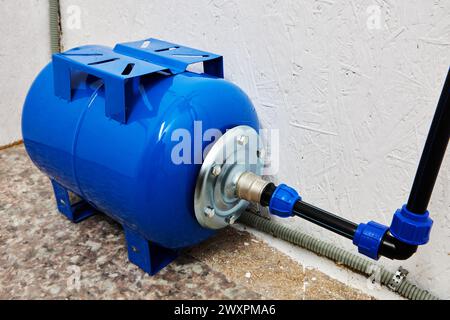 Der Druckbehälter für den Wasserspeicher ist ein Membrantank für die Wasserversorgung, der auf dem Prinzip der Umkehrosmose arbeitet. Stockfoto