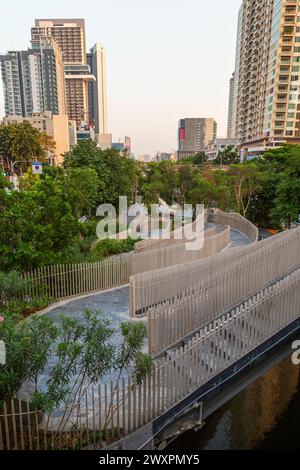 Blick auf den leeren und üppigen Chong Nonsi Canal Park und Wolkenkratzer und andere Gebäude im Bezirk Khlong Chong Nonsi in Bangkok, Thailand am Tag. Stockfoto