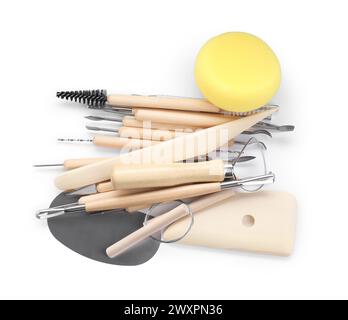 Satz verschiedener Werkzeuge zur Herstellung von Ton isoliert auf weiß, Draufsicht Stockfoto