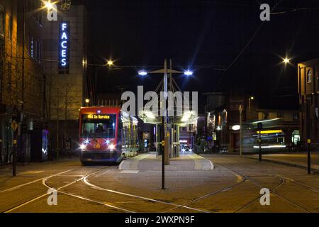 Midland Metro Ansaldo T69 Straßenbahn 08 wartet an der Straßenbahnhaltestelle Wolverhampton St Georges im Stadtzentrum Stockfoto