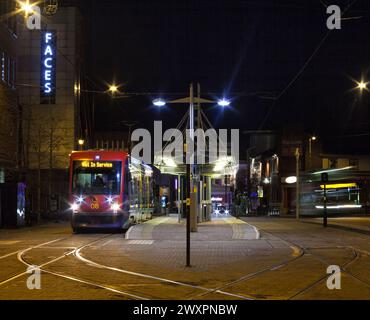 Midland Metro Ansaldo T69 Straßenbahn 08 wartet an der Straßenbahnhaltestelle Wolverhampton St Georges im Stadtzentrum Stockfoto