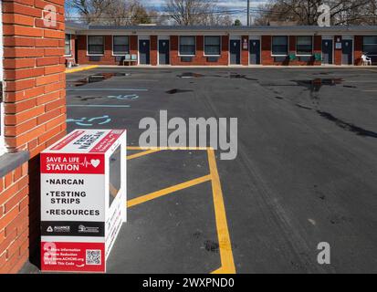 Ferndale, Michigan - „Save a Life Stations“ an öffentlichen Plätzen, wie diesem Motel, im gesamten Oakland County bieten kostenlosen Zugang zu Narcan (Naloxone), wh Stockfoto