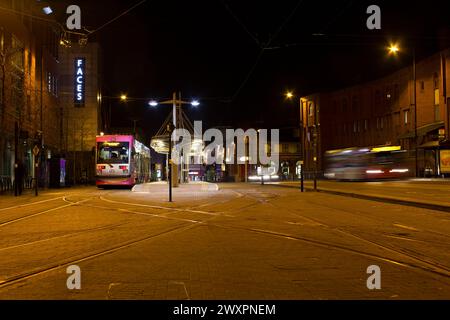 Midland Metro Ansaldo T69 Straßenbahn 05 wartet an der Straßenbahnhaltestelle Wolverhampton St Georges im Stadtzentrum Stockfoto