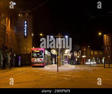 Midland Metro Ansaldo T69 Straßenbahn 05 wartet an der Straßenbahnhaltestelle Wolverhampton St Georges im Stadtzentrum Stockfoto