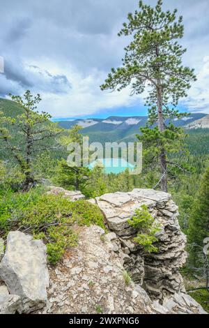 Crystal Lake angesehen von Kap-Punkt in den großen schneebedeckten Bergen in der Nähe von Lewistown, montana Stockfoto