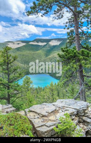 Crystal Lake angesehen von Kap-Punkt in den großen schneebedeckten Bergen in der Nähe von Lewistown, montana Stockfoto