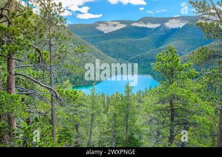 Crystal Lake angesehen von Kap-Punkt in den großen schneebedeckten Bergen in der Nähe von Lewistown, montana Stockfoto