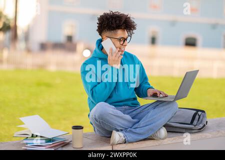 Konzentrierter Schüler, der draußen an einem Laptop arbeitet Stockfoto