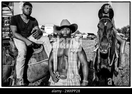 Shelby, New Jersey, USA. August 2023. SHELBY, NORTH CAROLINA: GEORGE CLEMONS, 27 VON Ludowici, GA, LEON JAMISON von Aiken, SC und KALIN BEIL, 25 VON Houston, TX während des Eröffnungstages des Ebony Horseman Trail Ride nehmen mindestens ein 800 Reiter an dem Trail Ride Teil und über 20-25.000 Zuschauer besuchten die Reiter, Rodeo, Line Dance, Unterstützung der Verkäufer. Die Beamten sagten. Die Veranstaltungsfläche ist 20 Hektar groß und bietet Platz für bis zu fünftausend Wohnmobile, Autos und Zelte. Den Teilnehmern wird eine Eintrittsgebühr ab 60 Dollar für die viertägige Veranstaltung berechnet, aber die Reiter sind kostenlos. Das Ereignis hat Platz für ein are Stockfoto