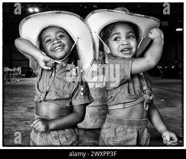 Detroit, Michigan, USA. Juni 2023. Zwei Cowgirls erscheinen beim jährlichen Einladungsrodeo des mittleren westens auf den Wayne Cunty Fairgrounds in Bellville, MI ON (Credit Image: © Brian Branch Price/ZUMA Press Wire) NUR ZUR REDAKTIONELLEN VERWENDUNG! Nicht für kommerzielle ZWECKE! Stockfoto