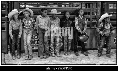 Upper Marlboro, Maryland, USA. September 2023. Kinder warten auf ihre Auszeichnungen, nachdem sie an den jährlichen Bill Pickett Invitational Rodeo Championships in der Show Place Arena in Upper Marlboro, MD (Credit Image: © Brian Branch Price/ZUMA Press Wire) teilgenommen haben. Nicht für kommerzielle ZWECKE! Stockfoto