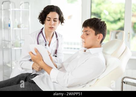 Männliche Patientendokumente signieren Stockfoto