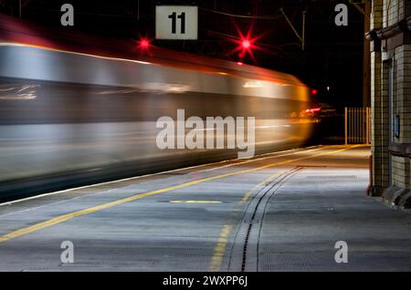 Virgin-Züge der Baureihe 390 Alstom Pendolino, Abfahrt in die Nacht am Bahnsteig 11 des Bahnhofs Crewe Stockfoto