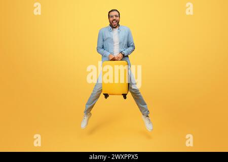 Mann mit aufgeregtem Ausdruck Stockfoto