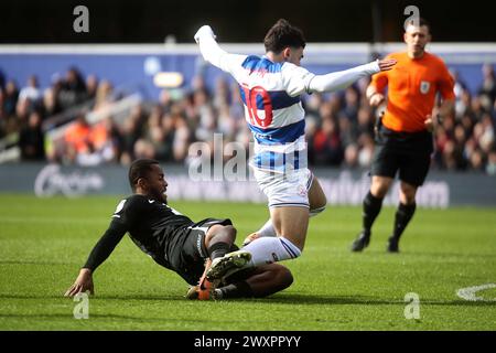 London, Großbritannien. März 2024. MATRADE Loftus Road Stadium MATRADE Loftus Road Stadium Birmingham City Defender Ethan Laird (2) Queens Park Rangers Mittelfeldspieler Ilias Chair (10) während des EFL Sky Bet Championship Matches zwischen Queens Park Rangers und Birmingham City im MATRADE Loftus Road Stadium England am 29. März 2024. (Andy Shaw/SPP) (Andy Shaw/SPP) Credit: SPP Sport Press Photo. /Alamy Live News Stockfoto