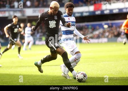 London, Großbritannien. März 2024. MATRADE Loftus Road Stadium MATRADE Loftus Road Stadium Birmingham City Mittelfeldspieler Juninho Bacuna (7) Kenneth Paal (22) während des EFL Sky Bet Championship Matches zwischen den Queens Park Rangers und Birmingham City im MATRADE Loftus Road Stadium England am 29. März 2024. (Andy Shaw/SPP) (Andy Shaw/SPP) Credit: SPP Sport Press Photo. /Alamy Live News Stockfoto