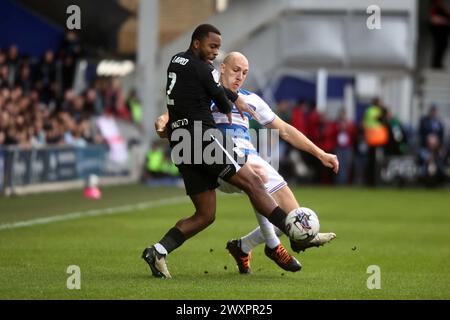 London, Großbritannien. März 2024. MATRADE Loftus Road Stadium MATRADE Loftus Road Stadium Birmingham City Verteidiger Ethan Laird (2) Queens Park Rangers Stürmer Michael Frey (12) während des EFL Sky Bet Championship Matches zwischen Queens Park Rangers und Birmingham City am 29. März 2024 im MATRADE Loftus Road Stadium England. (Andy Shaw/SPP) (Andy Shaw/SPP) Credit: SPP Sport Press Photo. /Alamy Live News Stockfoto