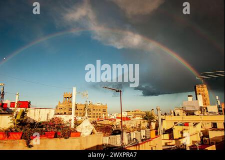 Barcelona, Spanien. April 2024. 1. April 2024, Barcelona, Spanien: Nach einem kurzen Sturm bildet sich über den Dächern der Altstadt Barcelonas ein Regenbogen. Quelle: Jordi Boixareu/Alamy Live News Stockfoto