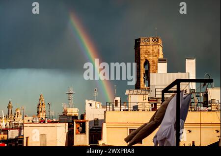 Barcelona, Spanien. April 2024. 1. April 2024, Barcelona, Spanien: Nach einem kurzen Sturm bildet sich über den Dächern der Altstadt Barcelonas ein Regenbogen. Quelle: Jordi Boixareu/Alamy Live News Stockfoto