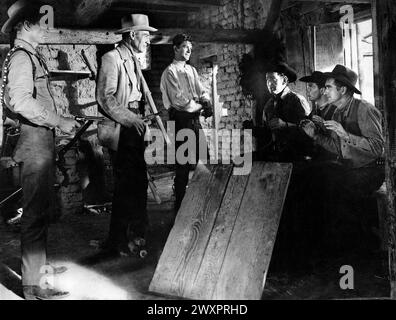 Randolph Scott (Mitte links), Manuel Rojas (Mitte rechts), am Set des Films „Buchanan Rides Alone“, Columbia Pictures, 1958 Stockfoto