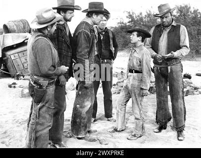 Bob Steele, Henry Brandon, Joel McCrea, Chill Willis, Dean Stockwell, Howard Petrie, am Set des Films „Cattle Drive“, Universal Pictures, 1951 Stockfoto