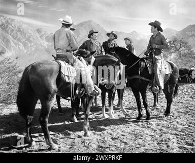 Bob Steele, Joel McCrea, Chill Willis, Howard Petrie, Henry Brandon, am Set des Films "Cattle Drive", Universal Pictures, 1951 Stockfoto