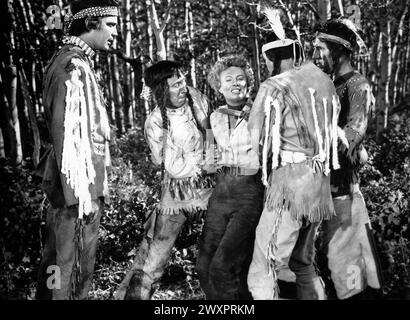 Lance Fuller (links), Barbara Stanwyck, am Set des Films „Cattle Queen of Montana“, RKO Radio Pictures, 1954 Stockfoto